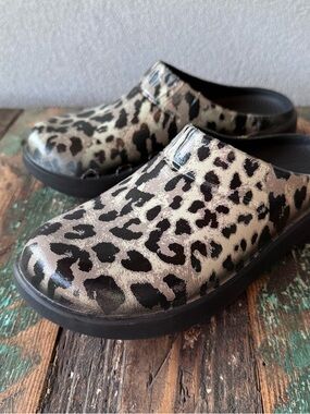 OOFOS OOcloog Limited Edition Leopard Print Comfort Clogs Women's Size 7 Flaws